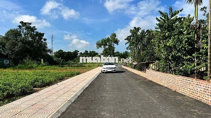 Cần bán lô đất 142m2 làn 2 DH09 tại Thôn 3 - Phú Cát chỉ 32tr/m2
