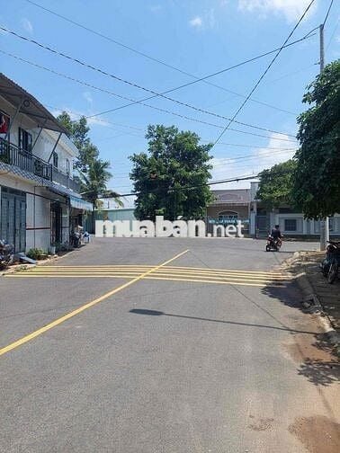 Nhà mặt tiền đường nhựa tim vàng 1 trệt 1 lầu tdt 42mv