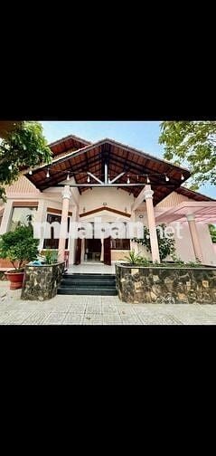 NHÀ SÂN VƯỜN1800m,GỒM 3PN,2WC,SÂN BÓNG ĐÁ,ĐẤT TRỐNG  HỢP NUÔI THÚ CƯNG