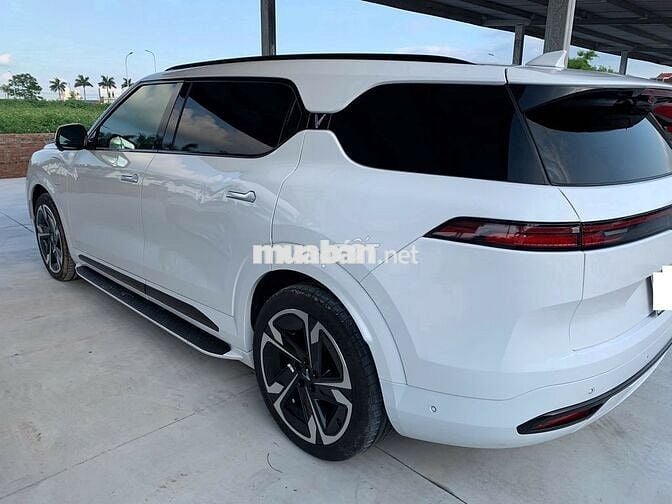 VinFast VF9 Plus màu trắng trần thép 7 chỗ 2024