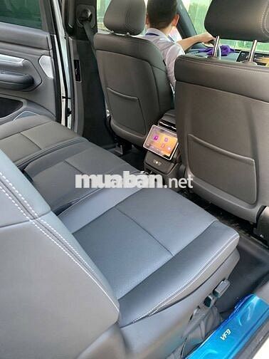 VinFast VF9 Plus màu trắng trần thép 7 chỗ 2024