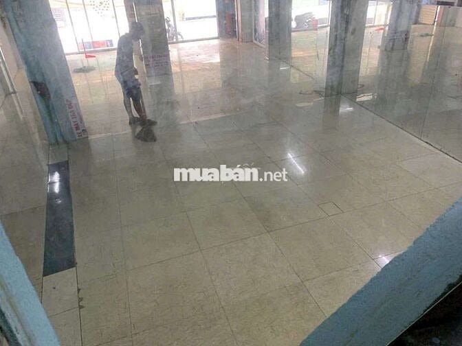Cho thuê nhà mặt tiền 240m2 Nguyễn tri phương dĩ an Bình Dương