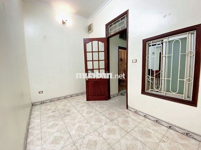 CHO THUÊ NHÀ NGUYÊN CĂN LÀM VP 3 BƯỚC RA HỒ HOÀNG CẦU 45M2 5T 25TR
