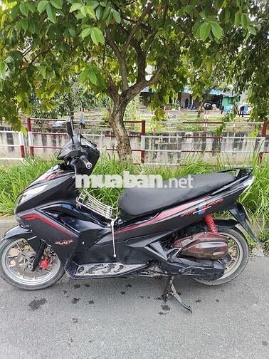 Airblade nữ chạy muốn giao lưu xe khác ngang tầm