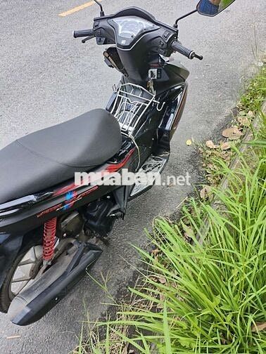 Airblade nữ chạy muốn giao lưu xe khác ngang tầm