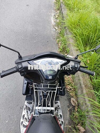 Airblade nữ chạy muốn giao lưu xe khác ngang tầm