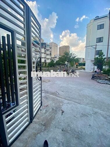 Nhà view hồ mặt tiền 5.5m, sân trước nhà như sân hội trường,40m,4 tầng