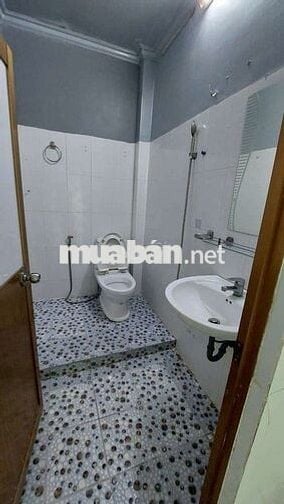 CHO THUÊ NHÀ - TRỤC CHÍNH HẺM 115 ĐƯỜNG CMT8 - 3 PHÒNG NGỦ- 2 MÁY LẠNH