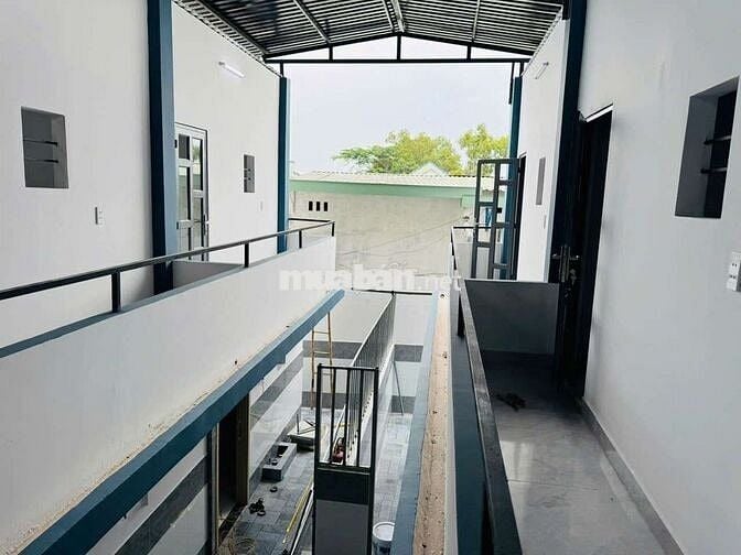 Nhà lầu mới xây kế KCN Tân Đức