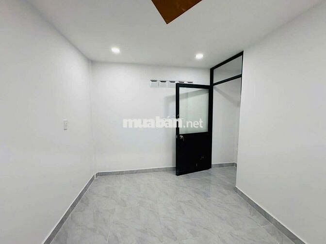 Nhà lầu mới xây kế KCN Tân Đức