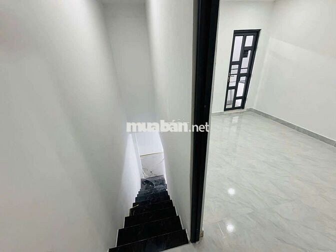 Nhà lầu mới xây kế KCN Tân Đức