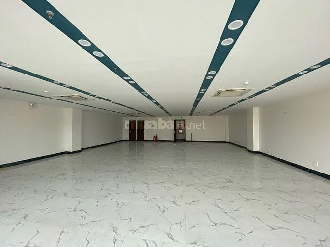 Bán nhà đất mặt đường Phạm Văn Đồng, Hà Nội. 780m2 mặt tiền 20m LÔ GÓC