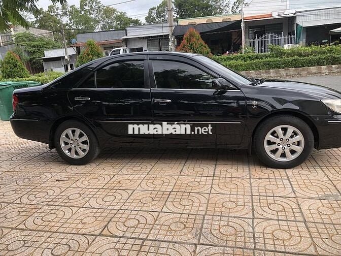Toyota Camry 3.0V model 2004 màu đen cọp