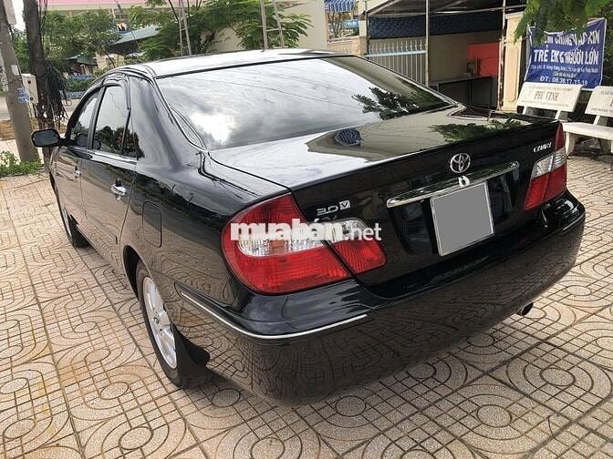 Toyota Camry 3.0V model 2004 màu đen cọp