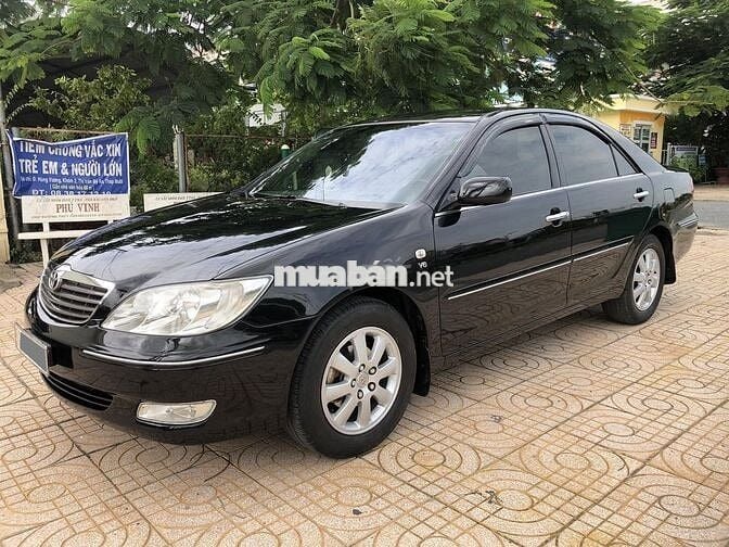 Toyota Camry 3.0V model 2004 màu đen cọp