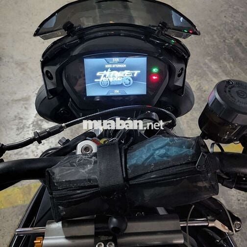 Street Triple còn cực mới đẹp, đồ zin đủ