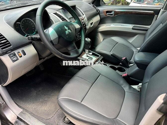 Mitsubishi Pajero Sport máy dầu số tự động