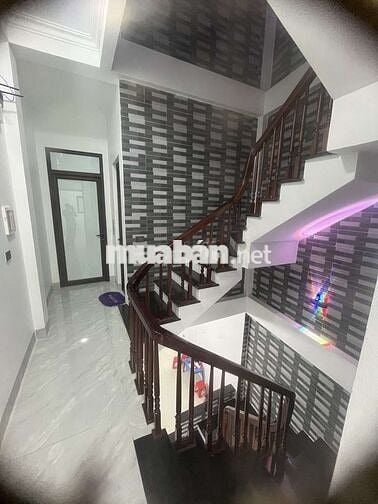 Nhà 3 tầng mới keeng, ô tô đỗ được trong nhà