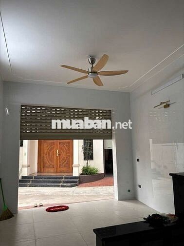 Nhà 3 tầng mới keeng, ô tô đỗ được trong nhà