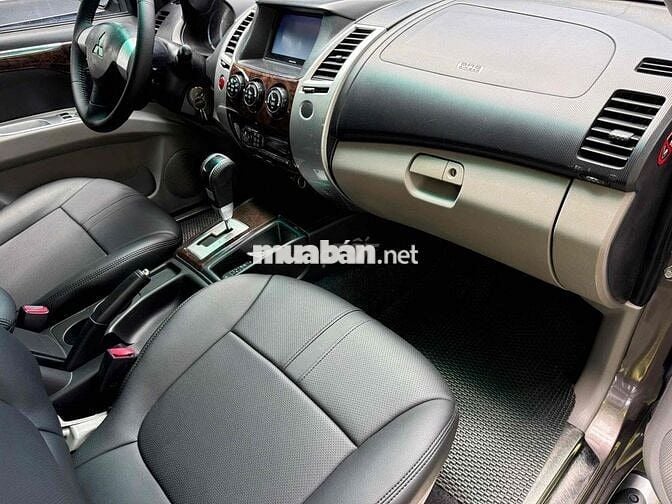 Mitsubishi Pajero Sport máy dầu số tự động