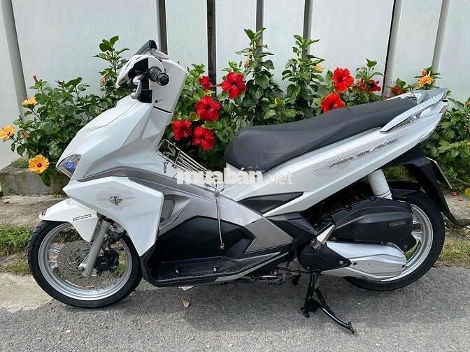 CẦN BÁN AIRBLADE 2016 TRẮNG NHƯ HÌNH