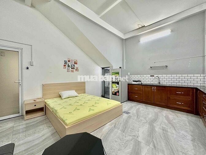 CHO THUÊ CHDV 30M2 FREE 2 XE QUẬN TRUNG TÂM TIỆN DI CHUYỂN, FULL NT.