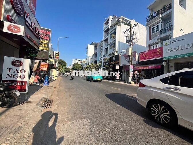 CHo thuê mbkd góc 2 mặt tiền đường Lê quang định 14x21m trống suốt