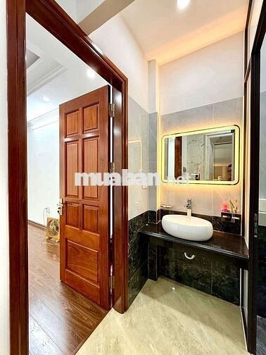 Bán nhà Trương Định, diện tích 40m2, 5 tầng thang máy, mặt tiền 4,2m
