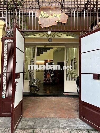Cho Thuê Nhà Đẹp Rộng Đường Nguyên Hồng, Bình Thạnh (Có Sân + Vỉa Hè)