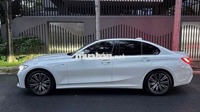 BMW 3 Series 2022 320i M Sport - 27000 km