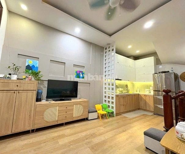 Hoàng quốc Việt 37m2*5T, cách ô tô 25m, nhà đẹp, dân trí cao, 7.5 tỷ