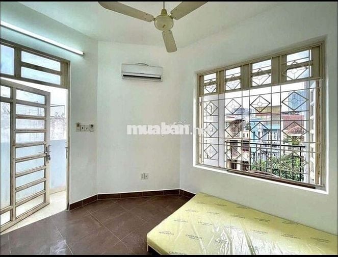 CHDV Mức Sinh Viên - Ban công cửa sổ - Gần UMP giáp Q5