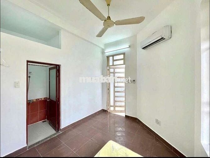 CHDV Mức Sinh Viên - Ban công cửa sổ - Gần UMP giáp Q5