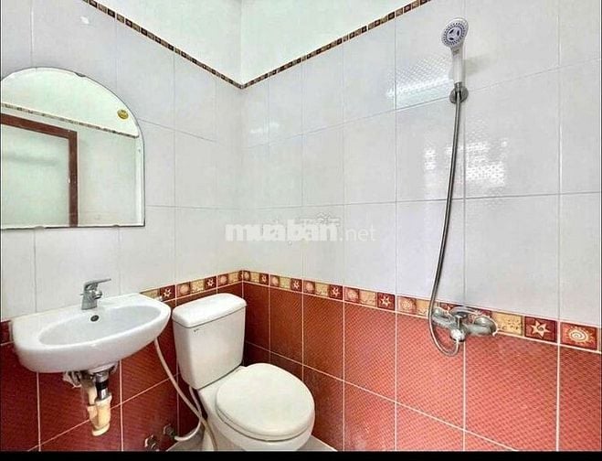 CHDV Mức Sinh Viên - Ban công cửa sổ - Gần UMP giáp Q5