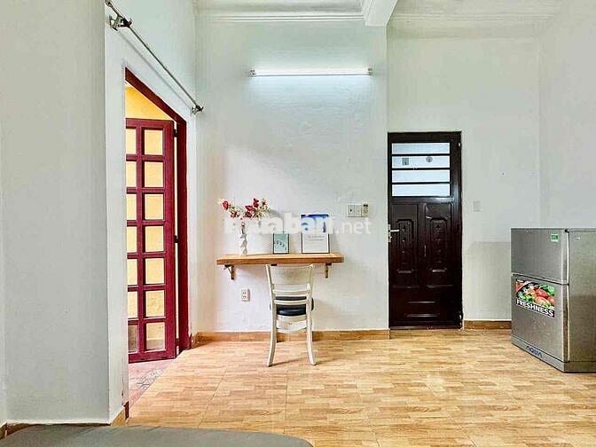 Phòng có ban công lớn ,Full nội thất 30m2 tại Nguyễn Kiệm gần sân bay