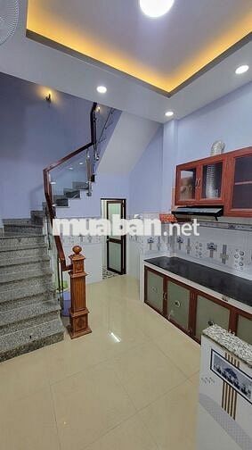 Nhà 100/4b Tạ Uyên Q11 3,5x12m 3L 2pn 3wc 10 triệu