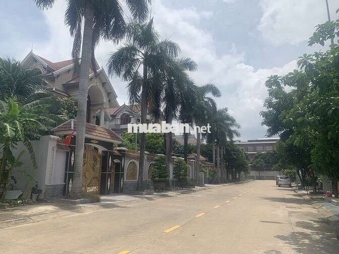 Bán Nhà Mặt Tiền, 3 Tầng, 4PN - KDC Hành Chính Dĩ An, Nhà Đẹp Ở Ngay