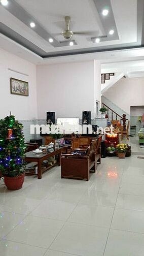 NHÀ MẶT TIỀN NHỰA GẦN SÂN VẬN ĐỘNG ĐÔNG HOÀ DĨ AN