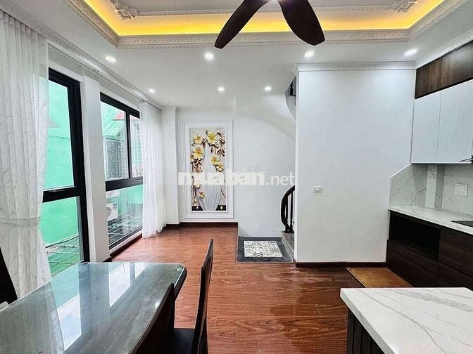 Cầu Giấy, diện tích 40m2, 6 tầng, mặt tiền 4m, giá 9,35 tỷ