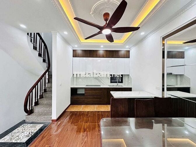 Cầu Giấy, diện tích 40m2, 6 tầng, mặt tiền 4m, giá 9,35 tỷ
