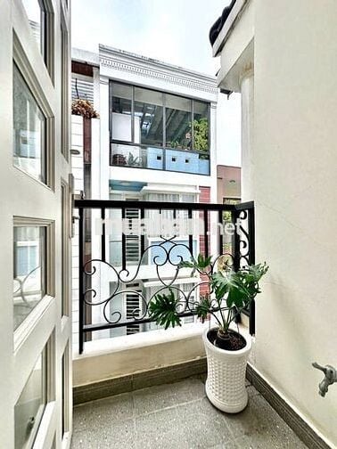 Cho Thuê Căn Hộ Ban Công Full Nội Thất Gần Ngã Tư Hàng Xanh, Gần UTH
