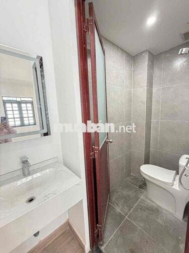 hơn 3T xíu- không lộ giới- không quy hoạch- 3 tầng - 2 pn - đg HT06- g