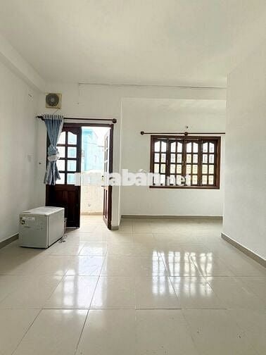 NGAY ETOWN ĐI BỘ CHỈ 2P  ĐỂ ĐI LÀM  STUDIO BAN CÔNG THOÁNG MÁT