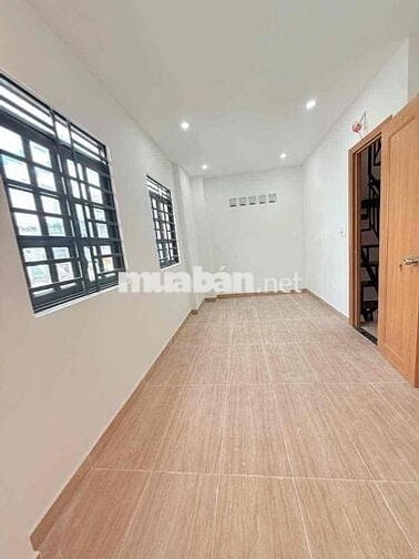 hơn 3T xíu- không lộ giới- không quy hoạch- 3 tầng - 2 pn - đg HT06- g