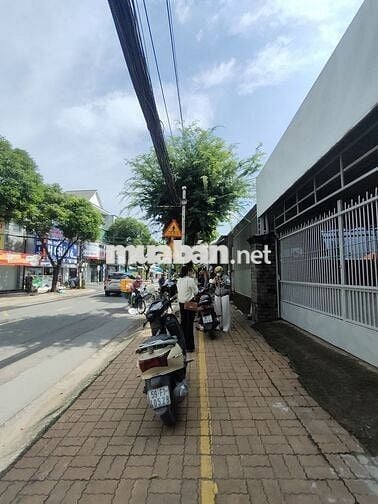 Bán gấp hơn 900 m2 mặt tiền Bà Triệu, Hốc Môn , 26x34 m2 , giá 92 tỷ