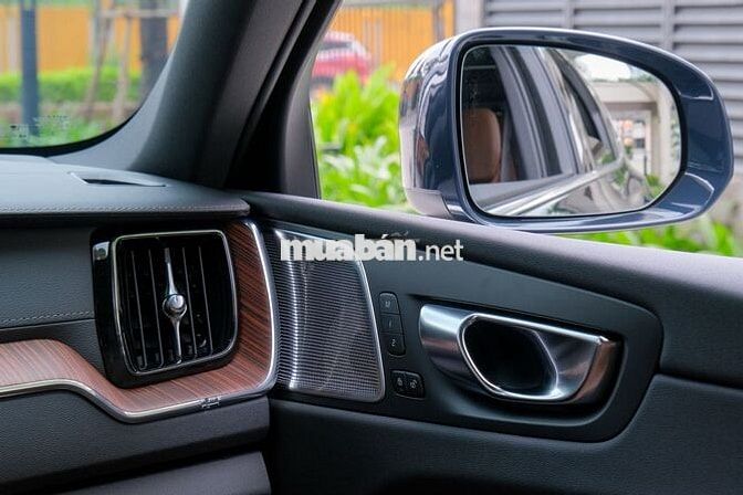 Volvo XC60 2025 Ultimate Dark B6 AWD - 4000 km