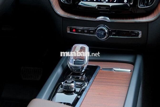 Volvo XC60 2025 Ultimate Dark B6 AWD - 4000 km