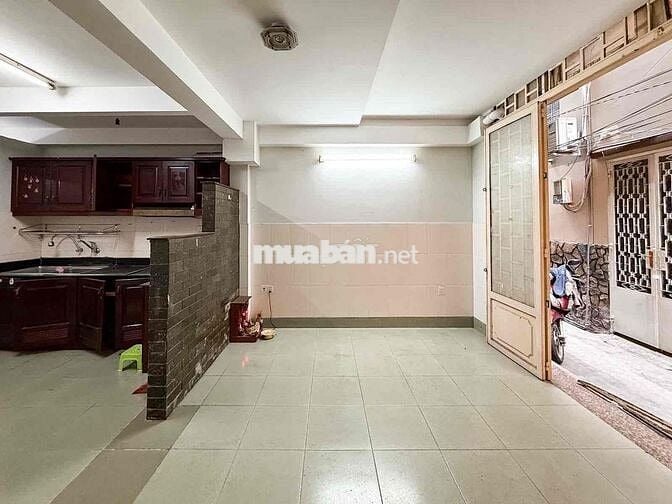 Nhà 4 Tầng Cực Đẹp – Cách Trường Sa 10m – Giá Chỉ 5.5 Tỷ!