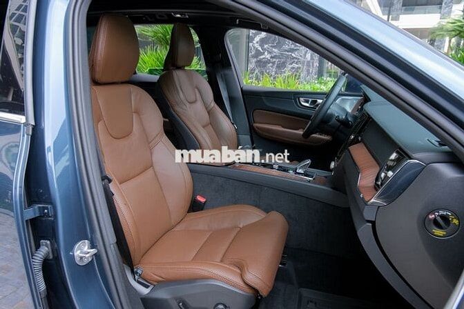 Volvo XC60 2025 Ultimate Dark B6 AWD - 4000 km