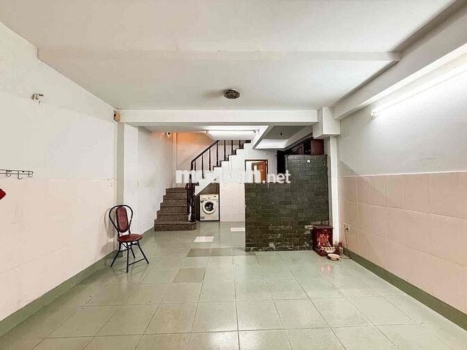 Nhà 4 Tầng Cực Đẹp – Cách Trường Sa 10m – Giá Chỉ 5.5 Tỷ!